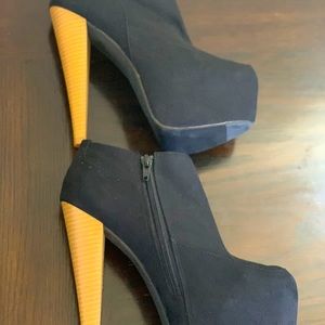 Black platform booties size 8, never worn, easy to walk in